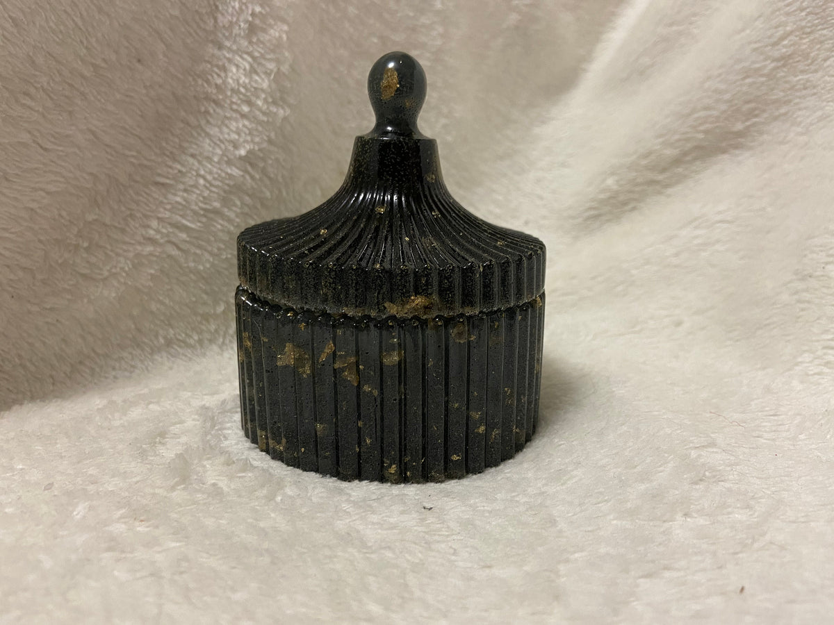 Black Queens Round Box