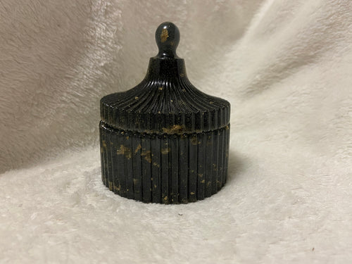 Black Queens Round Box