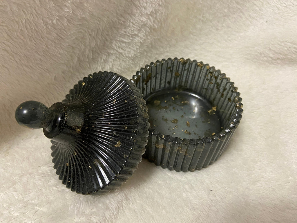 Black Queens Round Box